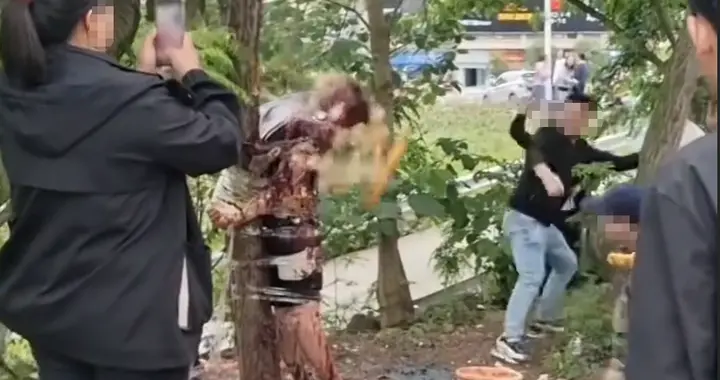 四川泸州一男子遇闹婚，被脱光绑在树上，一群人朝其泼酱油、扔生鸡蛋，古蔺...