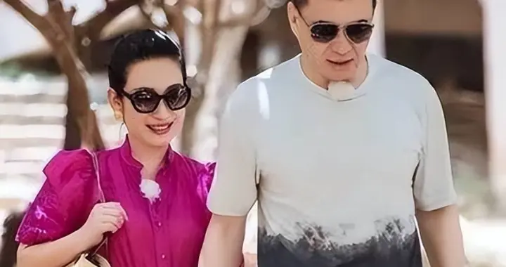 “最丑影后”秦海璐，与二婚丈夫生下巨婴症儿子，今儿子帅气逼人