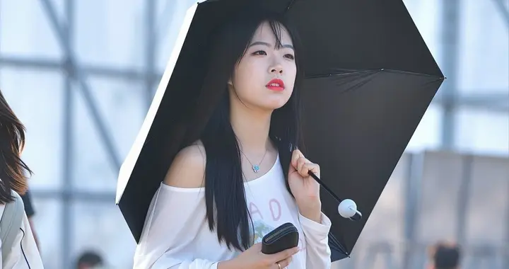 夏夜里的白月光：解锁甜酷少女感穿搭密码