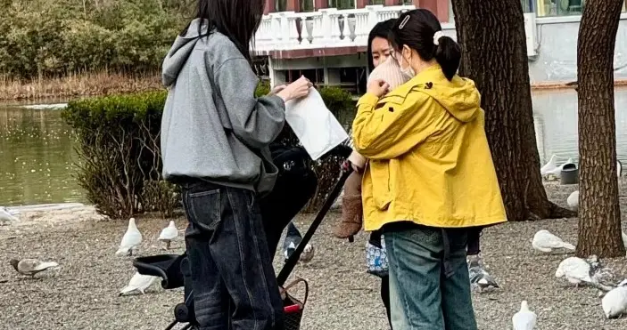 何穗带儿子逛公园，孩子被赞白到堪比混血儿，眉眼像妈懵表情像爸