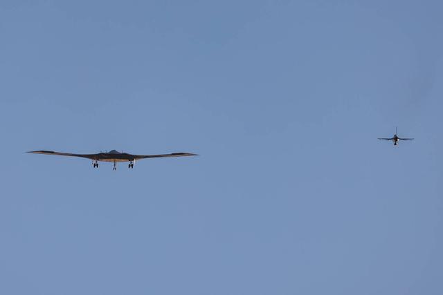 美国B-21已首飞，赫然采用一主二副三弹舱设计，希望轰-20有同款