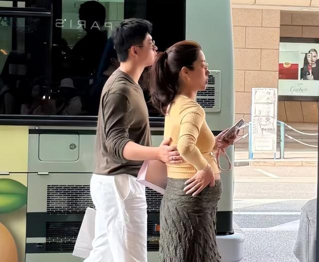 杨采钰日本被偶遇，孕肚明显看着有五六个月，男友陪伴在旁很甜蜜