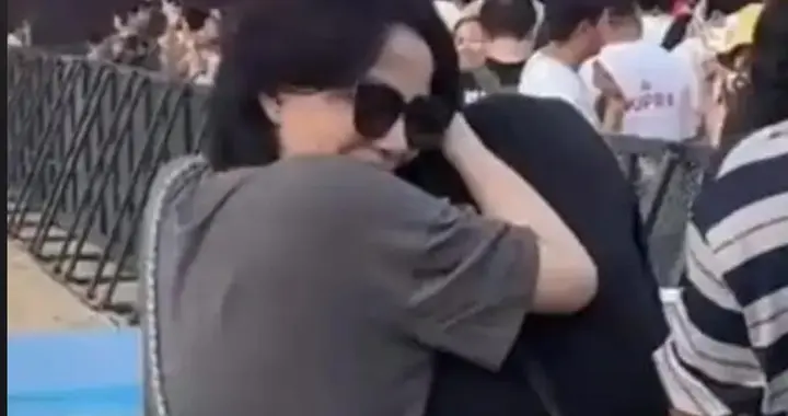 陈粒与王菲男闺蜜这场风波，这人长期缺少社交边界，有人猜测或许和取向相关...
