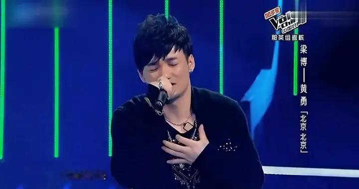 曝46岁歌手黄勇被紧急送医后续：还在ICU观察，当天凌晨5点在直播