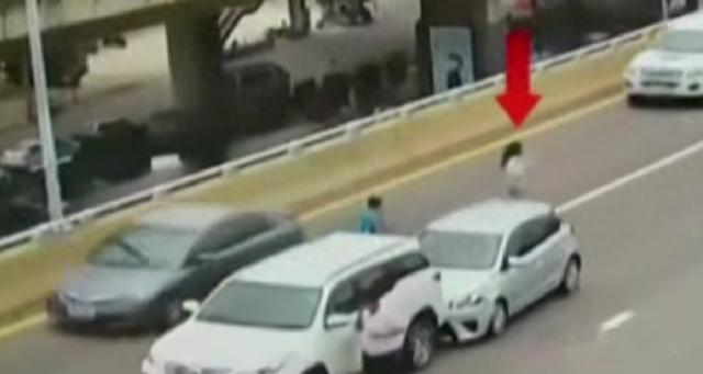 中国美女在东南亚见网友被灌醉开房，遭绑架高速路跳车逃命！