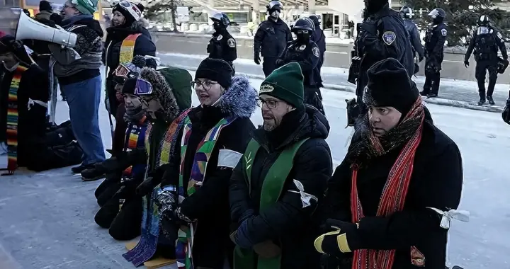 谁说白人不会跪？ICE连续枪杀两人后，广场上白人跪了一大片！