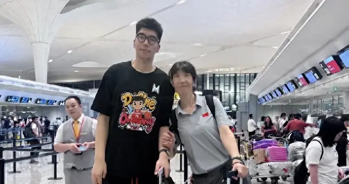 余嘉豪前往西班牙打球，母亲现身，程帅澎送行，两人互相鼓励成长