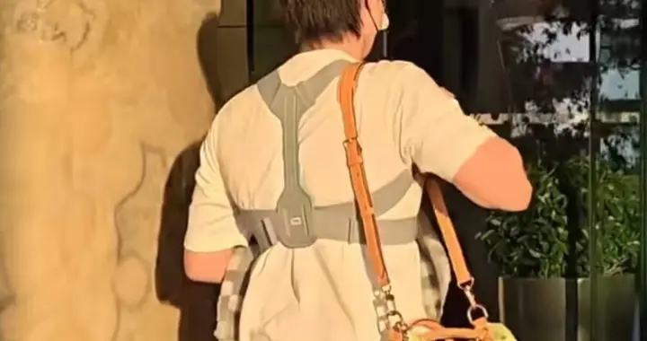 国乒启程回京：王楚钦上身绑着胸腹固定带，王曼昱人逢喜事精神爽