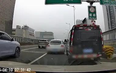 观澜知政：运钞车加塞别车还实线变道惹众怒