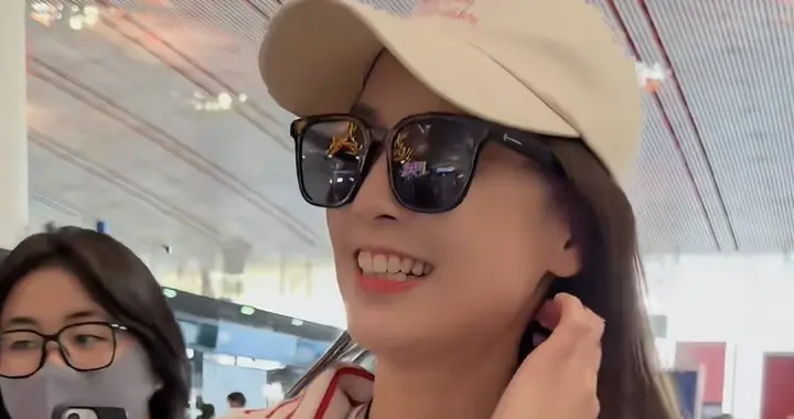 黄圣依现身机场，状态超级好，笑容自在大方