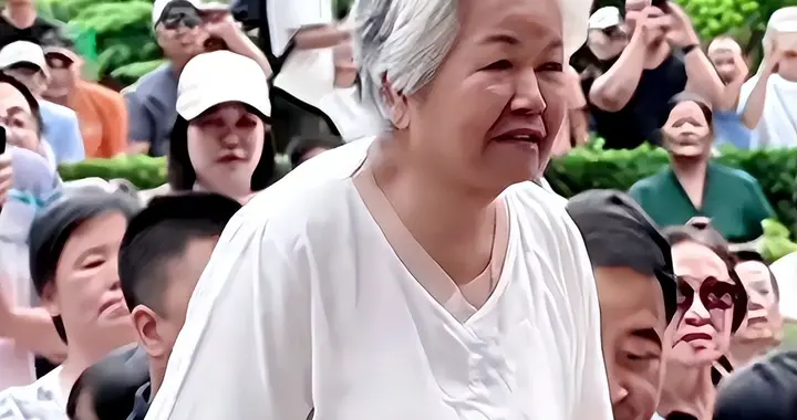 79 岁邢质斌罕见露面，满头白发不敢认，动作颤颤巍巍却没一人帮她