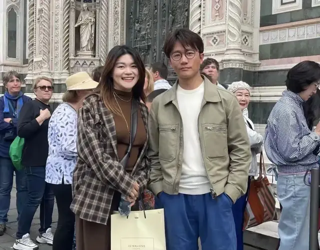 黄轩和女友现身意大利，他素颜脸色蜡黄状态差，女友和他差不多高