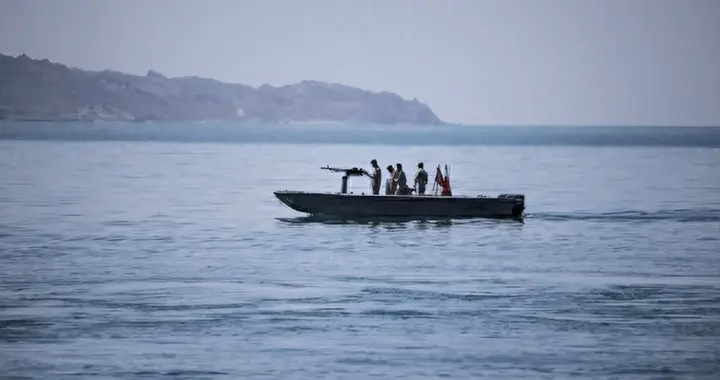 中方船舶刚过航，美军投下1吨重炸药，伊朗警告无效