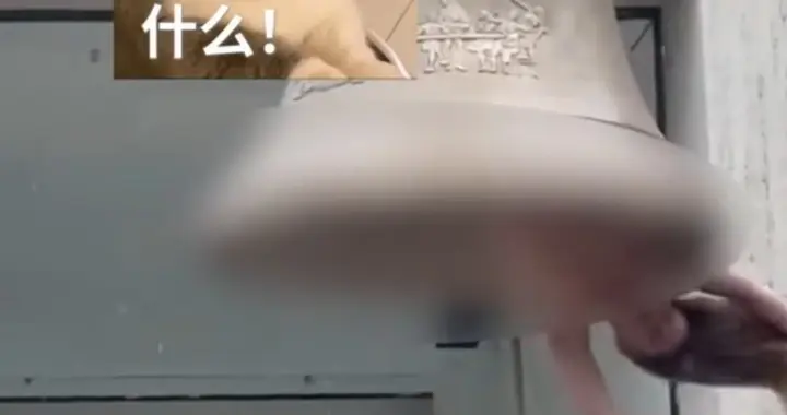 无奇不有！国外一女艺术家半裸倒挂当钟锤，到底是艺术还是炒作？