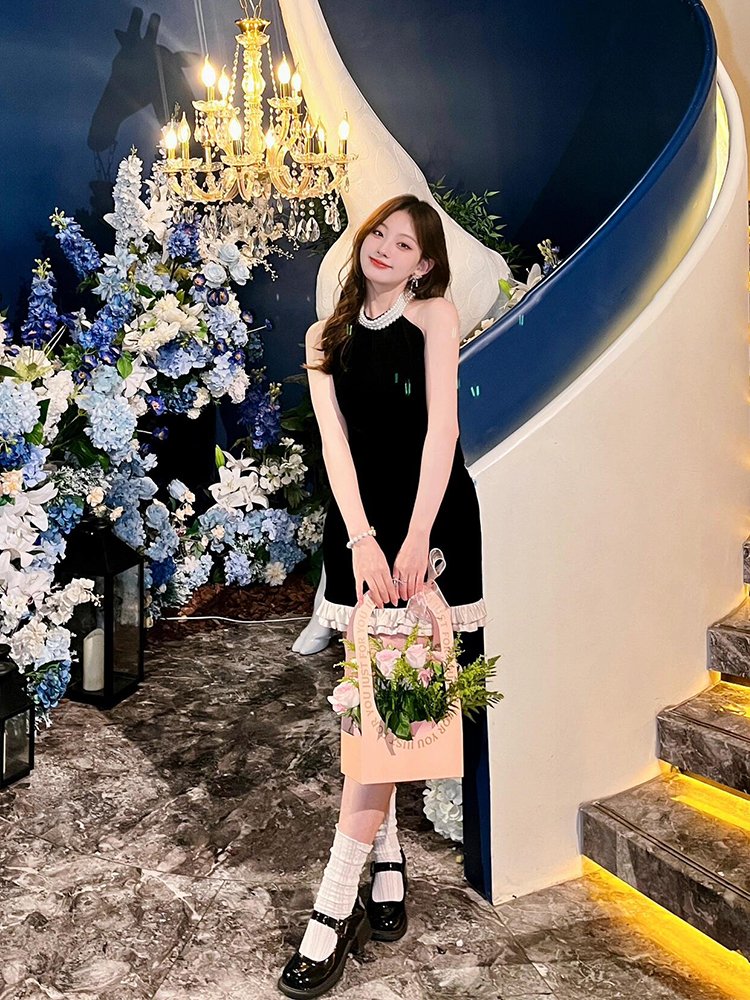 富家千金高级感穿搭赫本风黑色连衣裙