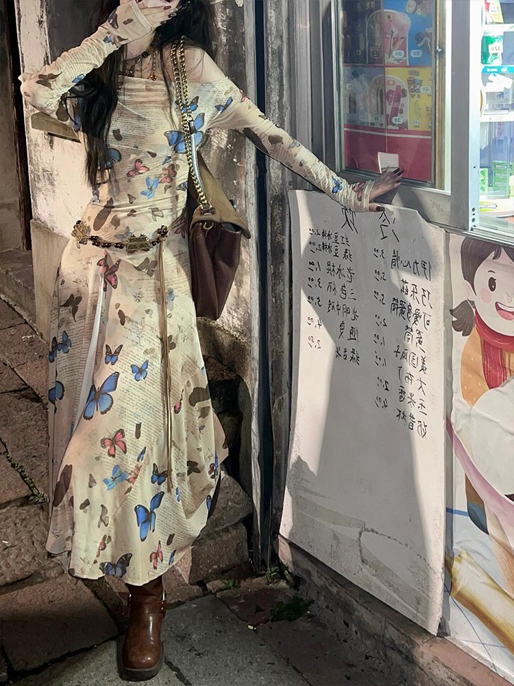 新款早秋小众不撞款海边度假长袖连衣裙女