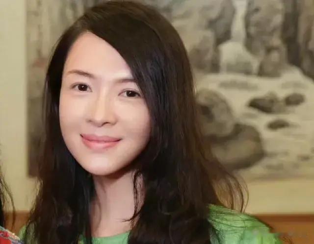 46岁章子怡太敢了，和小13岁全妆陈丽君合影，输赢结果让人没想到