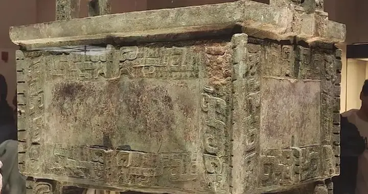 千年青铜之谜：后母戊鼎背后的历史传奇与文化瑰宝