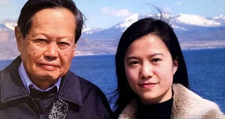 演都不演了，杨振宁离世后，翁帆传新消息，爱上旅游，日子潇洒