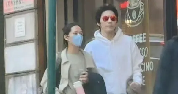 郭碧婷向佐在香港街头，男方被网友猜中，郭碧婷疲惫眼神曝光一切