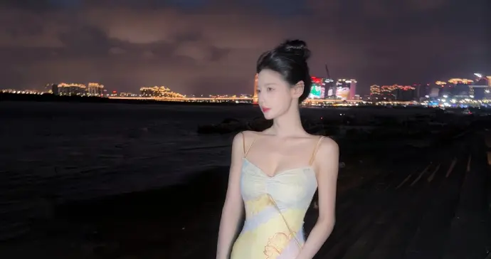 演员赵粤海边吊带裙穿搭美拍，好身材深藏不露