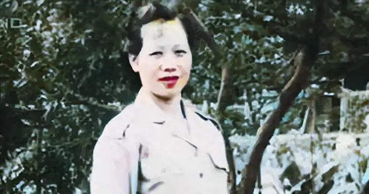 1942年，军统女少将姜毅英罕见留影，镜头中她一身戎装，英姿飒爽