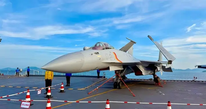 中国不再做选择题！挂满4枚反舰导弹起飞，歼-15T终于回归正轨