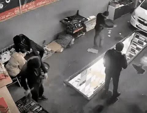 湖光散人：完了完了，男子从车头软塌塌地滑