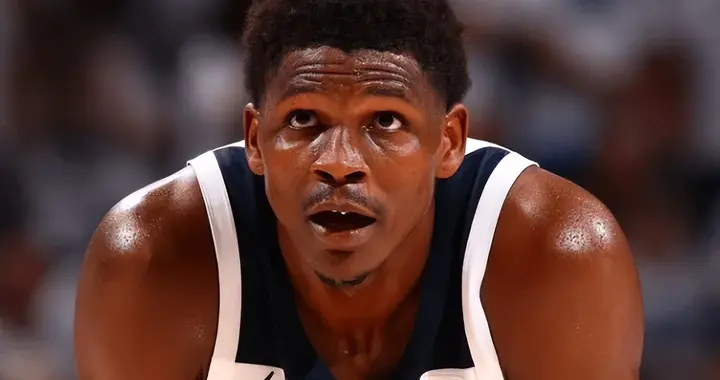 爱德华兹在G1中因右膝伤势，表现明显受限且举步维艰