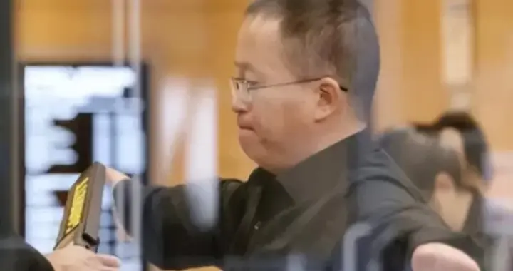 戴着电子镣铐的9年！中国芯战士张浩，用骨气硬刚美国霸权