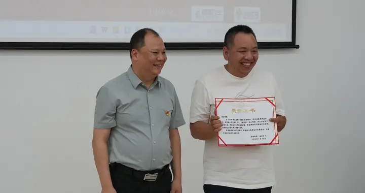 书香飘进山城驿站，高德打车联合生态伙伴在渝举办网约车司机读书沙龙