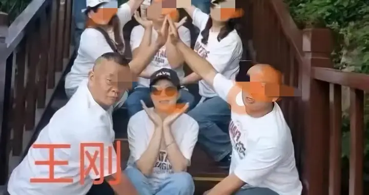 重庆日报道歉了！涉事记者被严肃处理，王先生啥时候出来走两步？