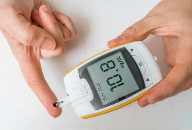 医生提醒：饭后有这3个表现，多半餐后血糖已经超标了！赶紧自查