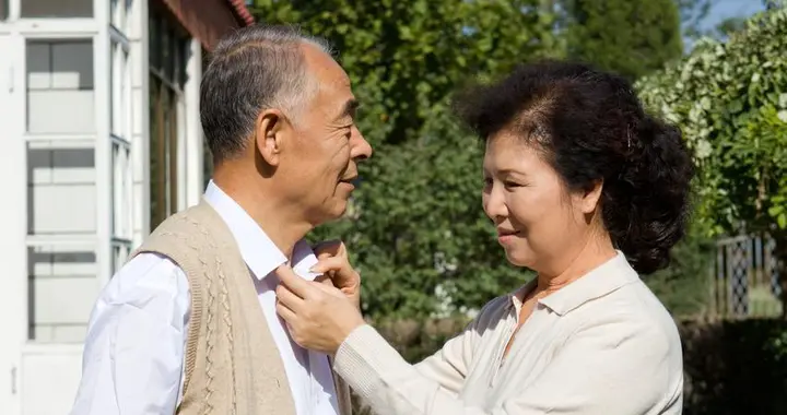 退休后，30多年的婚姻让爱情变成了亲情：老夫老妻的塑料日常