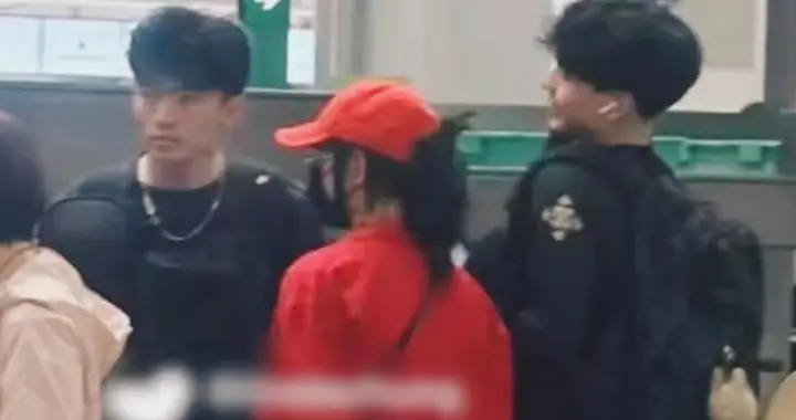 张柏芝三胎罕见露面，一家四口现身机场，谢霆锋缺席引发热议