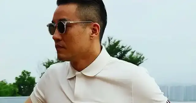 别总说男人不吭声、不懂浪漫，其实他们要简单得多—也脆弱得多。
