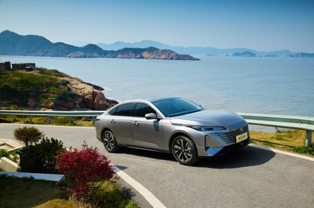 500Bar高端燃油技术普及,2025款第三代逸动新蓝鲸限时5.19万元起!