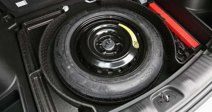 备胎曾是燃油车的“标配”，为啥成了新能源汽车的“弃子”？