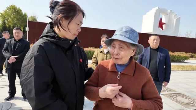89岁妹妹跨越79年摸到26岁哥哥墓碑：临终军装让母亲当场咳血