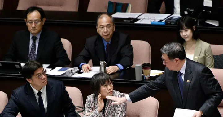 陆配立委李贞秀“空气质询”哽咽落泪 卓荣泰拒答：她不具合法资格