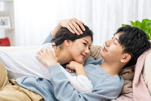 恋爱3年，我靠“反套路”让他越来越黏：女人的高段位是活得真实