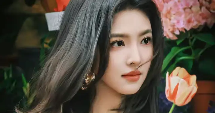 这楚楚可怜的气质，激发保护欲了！章若楠就像一朵茉莉花