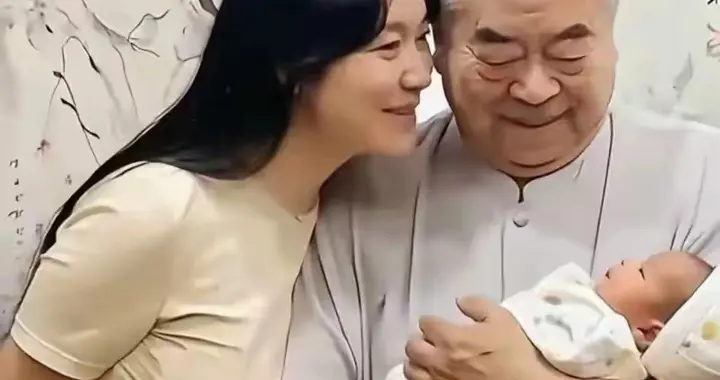 徐萌产子后首露脸，和范曾越来越有夫妻相，一家三口太幸福了！