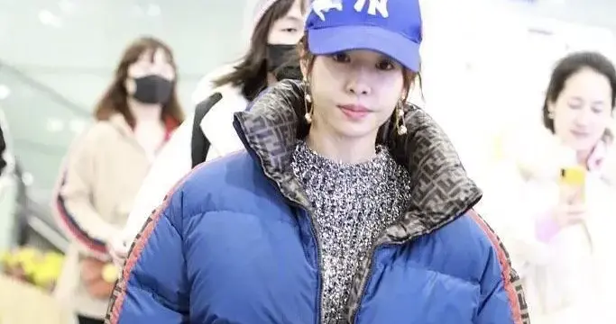蔡依林蓝羽绒服配棒球帽，轻松美出国际范