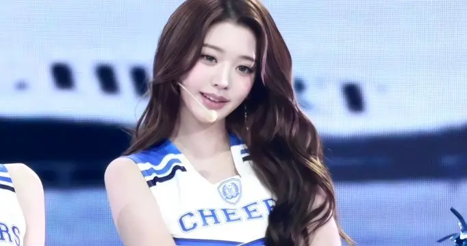 张元英今日舞台风采，小短裙穿搭活力满满