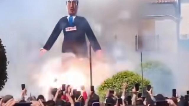 幸运星空：西班牙小镇炸毁内塔尼亚胡塑像这