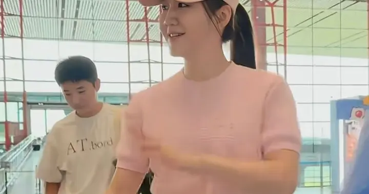 陈梦机场出发，粉色短袖配白色裤子，元气满满，少女感十足！