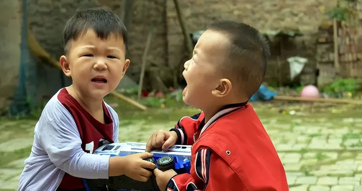 “新型偏心”正在二胎家庭中蔓延，比重男轻女更隐蔽、更伤人