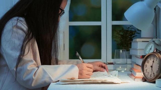 38岁女子肺癌去世！不碰烟酒，医生惋惜：6个习惯害了她