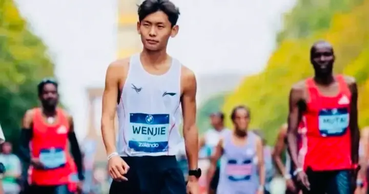 61分15秒!清华大学生王文杰在北京半程马拉松创造国内半马新纪录